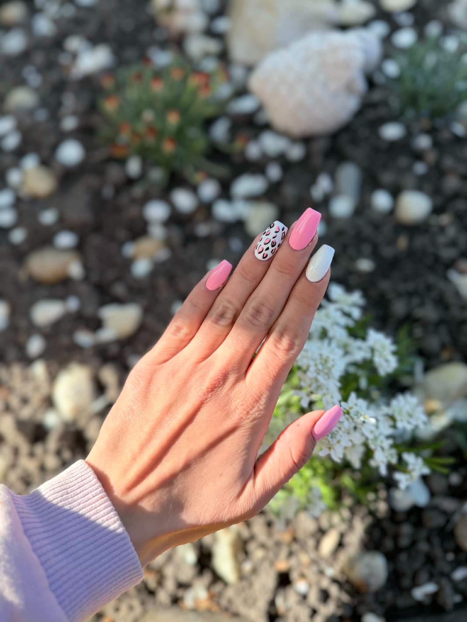 Rózsaszín-fehér leopárdmintás nail art